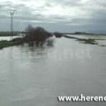 rio totalmente lleno y desbordado 2 150x150 Agua en el Puente alto y carretera Villarta